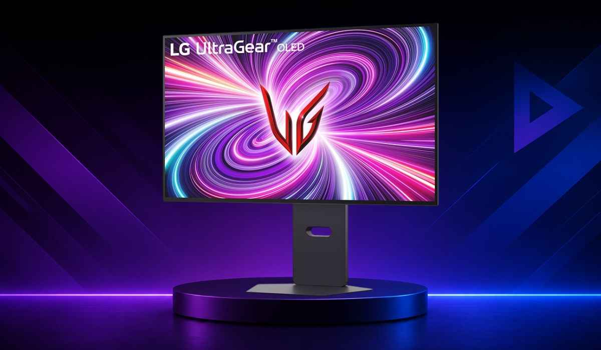 LG UltraGear 32GS95UV-B OLED gejming monitor na ljubičasto-plavoj pozadini.